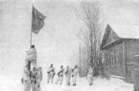 Над освобожденным Шлиссельбургом советские воины водружают красный флаг в январе 1943 г.