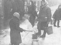 Ленинградцы добывают воду. Март 1942 г.