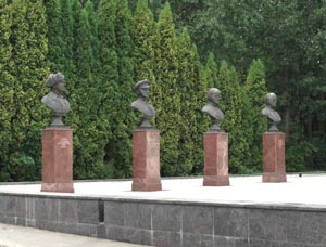 Памятник пионерам-героям на ВДНХ: Леня Голиков, Валя Котик, Зина Портнова и Марат Казей